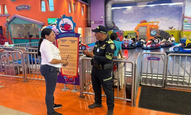 funcionario policial conversando con una ciudadana en centro comercial