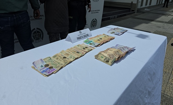 Cantidad de dinero hurtado en la modalidad de “paquete chileno", encima de una mesa.