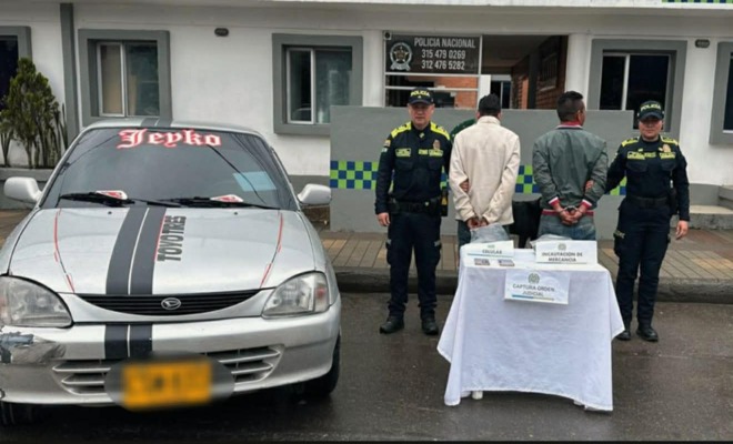 Dos polic&iacute;as, dos capturados un  celular y un veh&iacute;culo autom&oacute;vil incautado. 