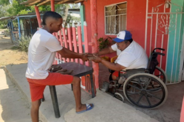 Policías entregando silla de ruedas