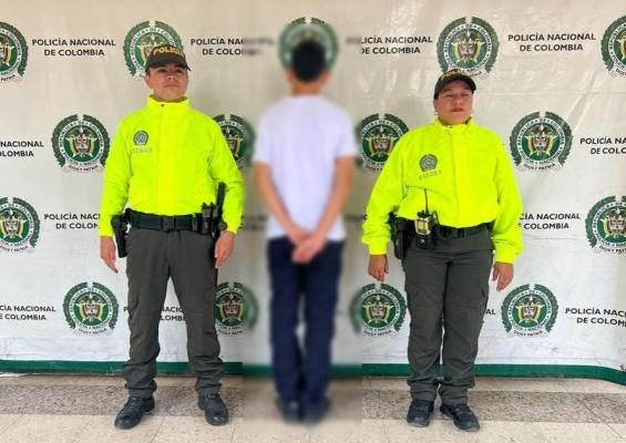 Policía aprehende a un adolescente quien, en el colegio, extorsionaba a una de sus compañeras