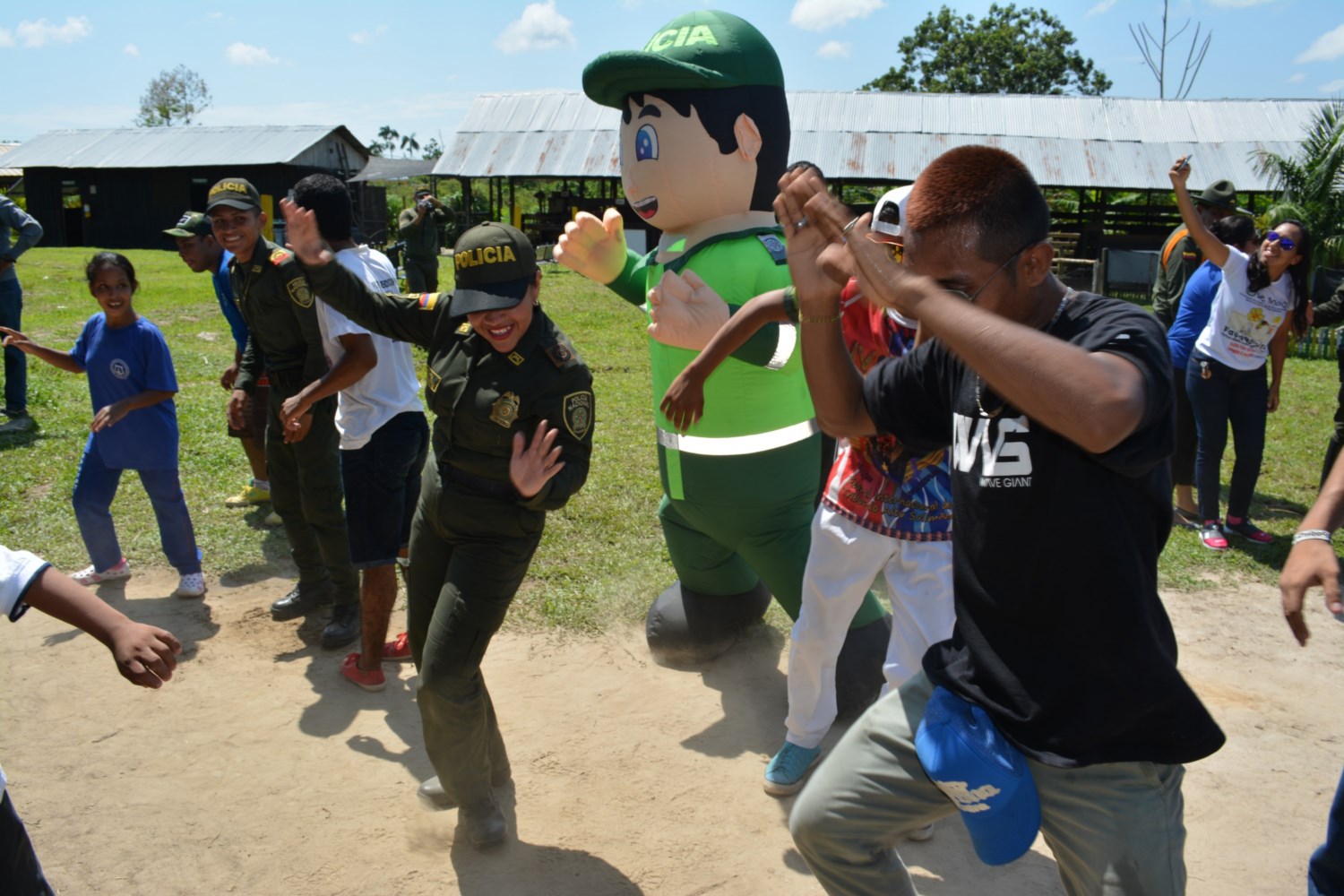 Carabineros de la Policía Nacional en el Amazonas reciben visita de niños del Brasil