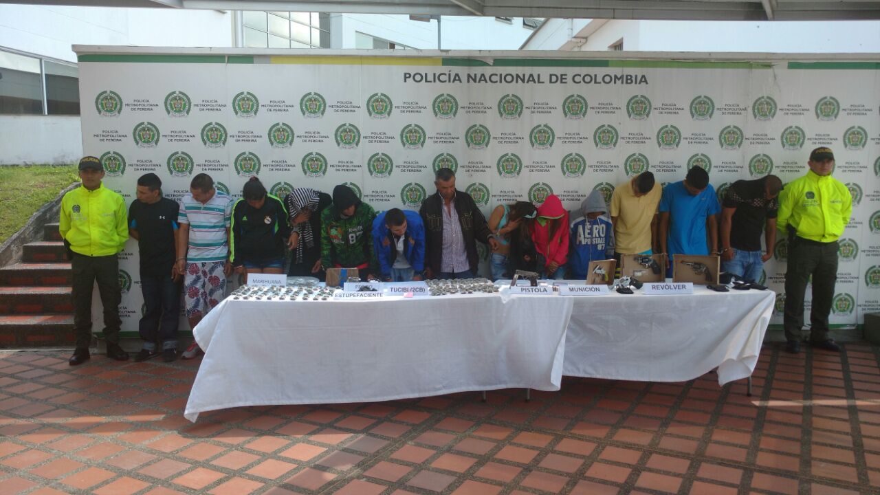 En esta operación fueron incautadas cinco armas de fuego y sustancias estupefacientes.