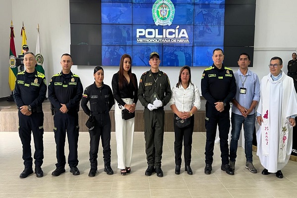 Funcionarios y familiares acompañan al nuevo Brigadier de Auxiliares durante la ceremonia de juramento a la Bandera