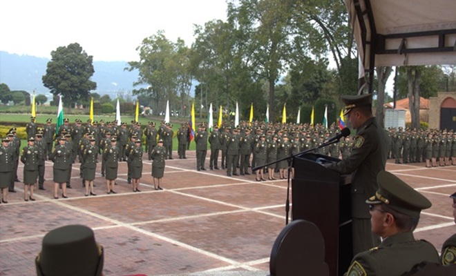 El señor Director de la escuela frente a los uniformados que inician el curso mandatorio