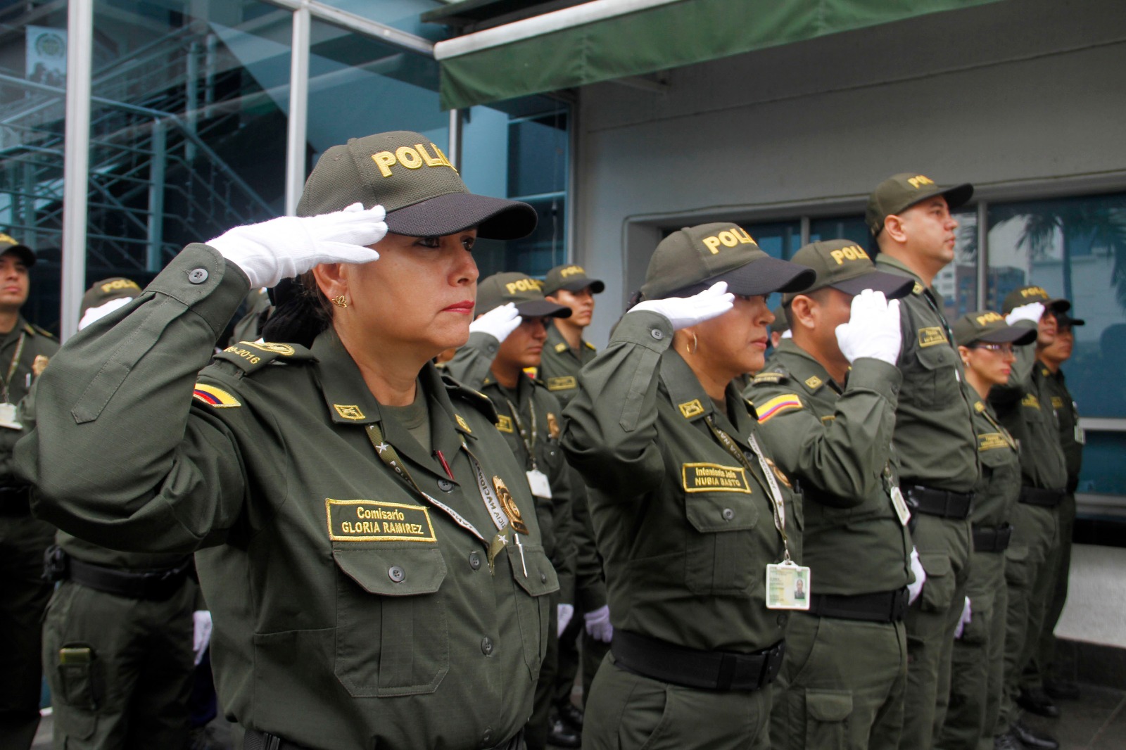 Policía Nacional- alzaron sus manos- contra la corrupción-guantes-blancos