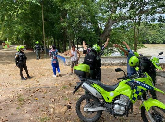 Dispositivo de aproximadamente 450 mujeres y hombres