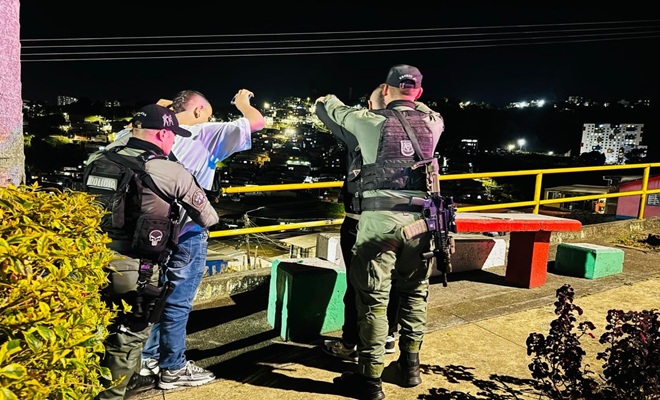 dos policías de GOES realizando registro a persona a dos ciudadanos 