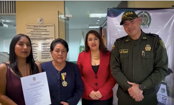 cuatro personas, tres mujeres y el se&ntilde;or oficial de polic&iacute;a 