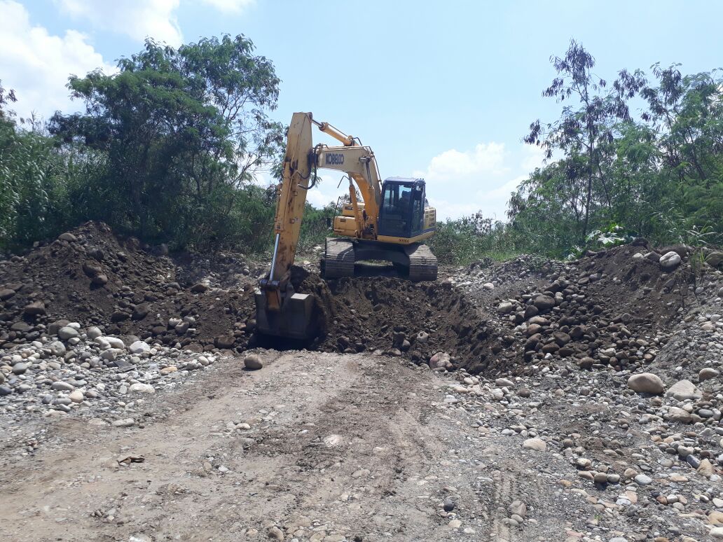 Maquinaria cerrando pasos ilegales