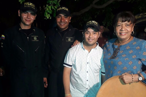 Con un corazón dispuesto, integrantes del Esmad No. 21 llevan alegría a este campeón de la vida.