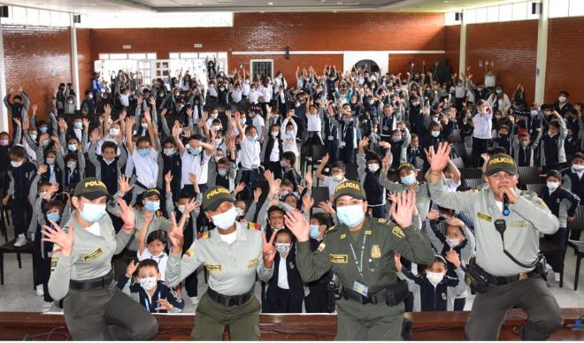 Policía jugando con niños y niñas