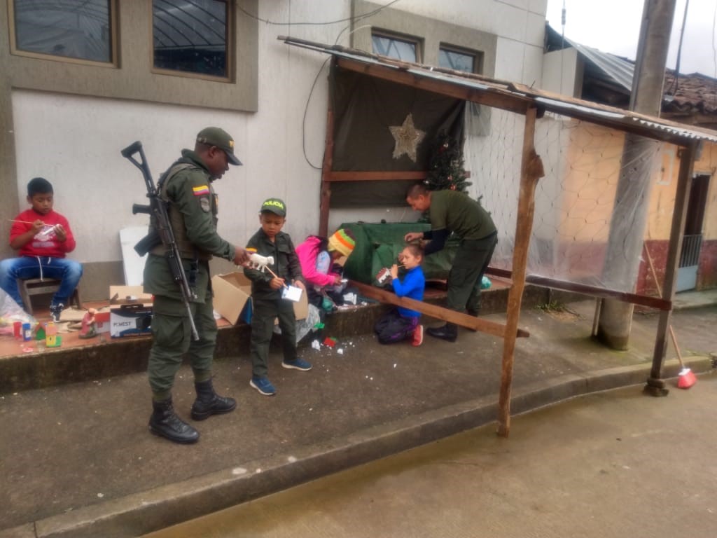 Policía-y-comunidad-rezarán-novenas-con-pesebres-ecológicos-en-Guachavez 