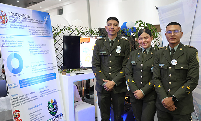 3 alféreces en la 1 feria de investigación