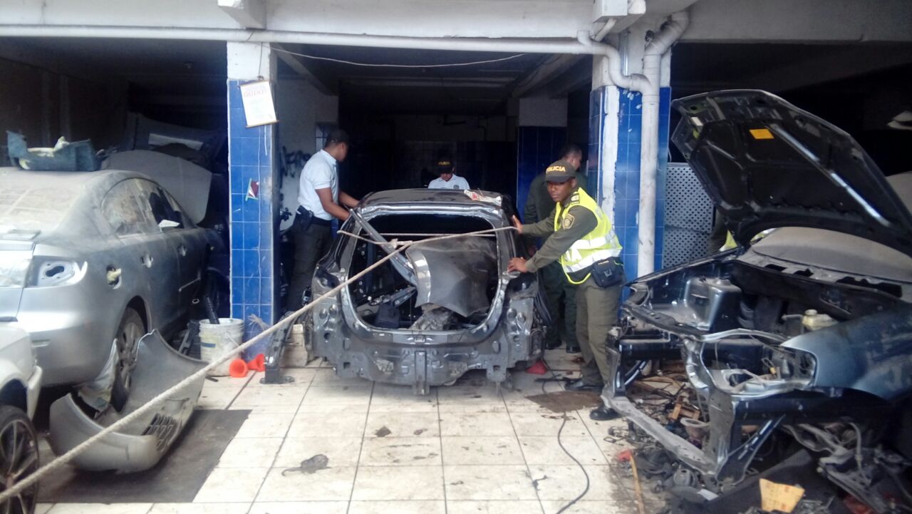 Taller utilizado como fachada para desguazar vehículos hurtados