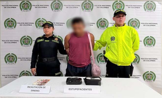 Dos uniformados de la Policía Nacional custodian a una persona  por el delito de tráfico, fabricación o porte de estupefacientes.
