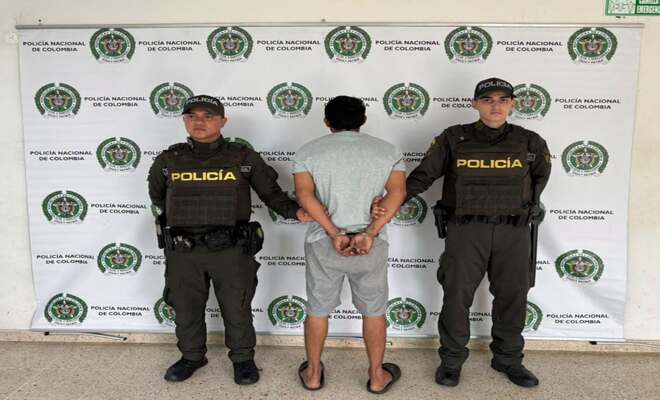 Dos uniformados de la Policía Nacional custodian a una persona por el presunto delito de violencia intrafamiliar.
