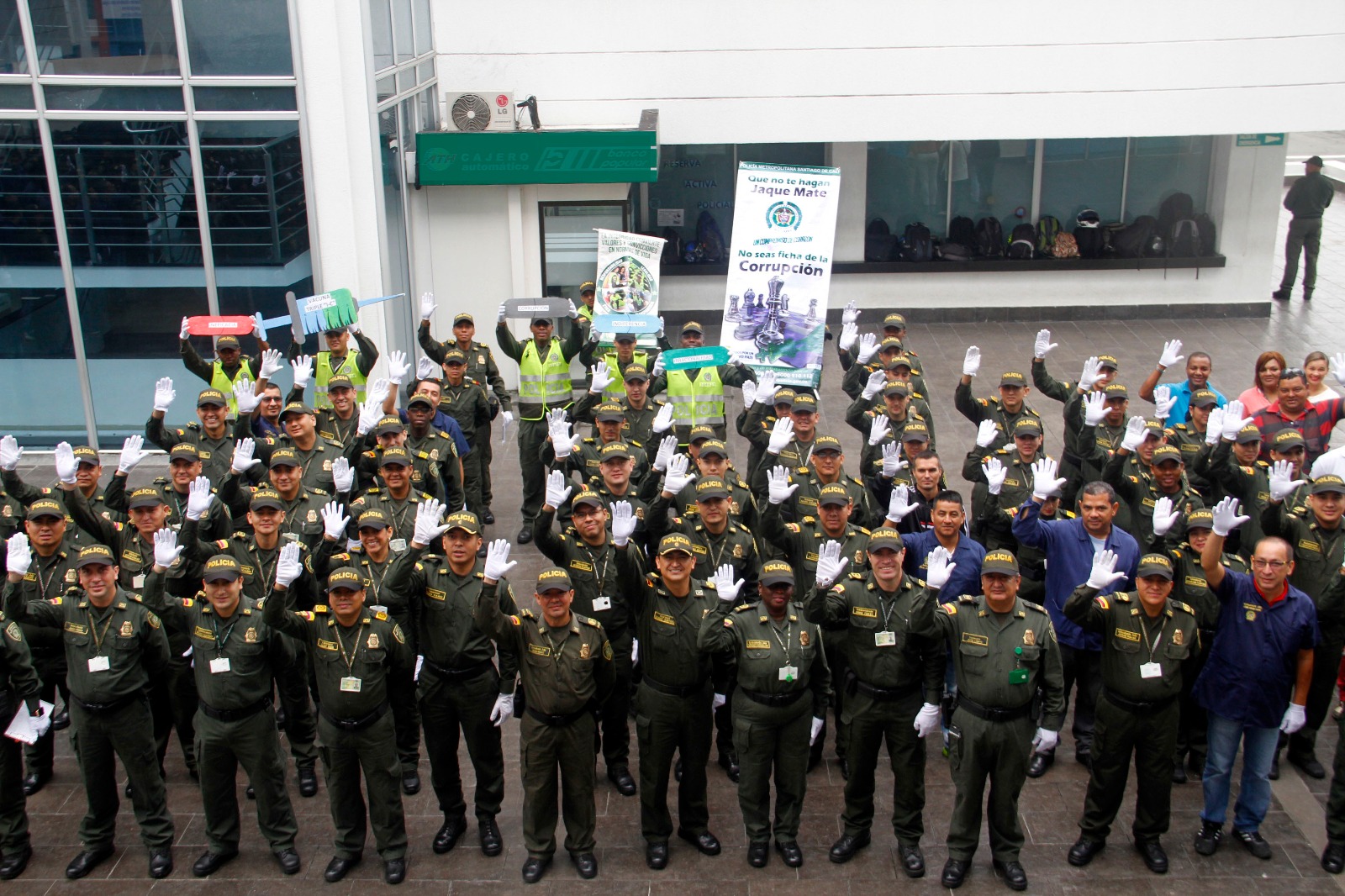 Policía Nacional- alzan-manos- contra la corrupción-guantes-blancos