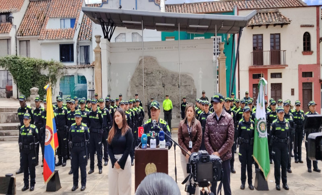 formación de los nuevos patrulleros de policía y al frente el señor comandante policía metropolitana de Tunja con las autoridades de Tunja  