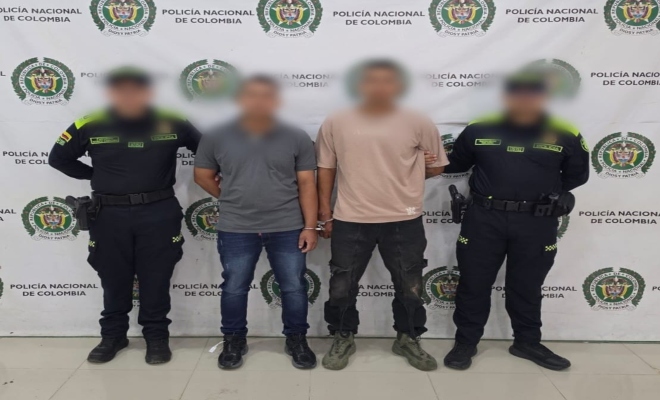 dos uniformados  de la Policía nacional con dos personas capturadas por el delito de Hurto calificado y Agravado.