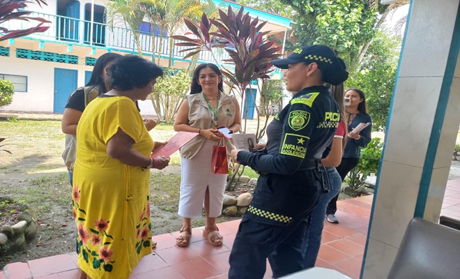 Una_uniformada_del_grupo_de_protecci&oacute;n_a_la_infancia_y_adolescencia_junto_a_dos_ciudadanas