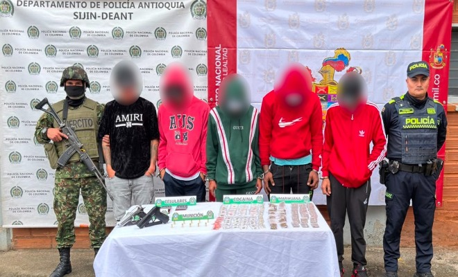 Policía y Ejército custodian capturados y armamento