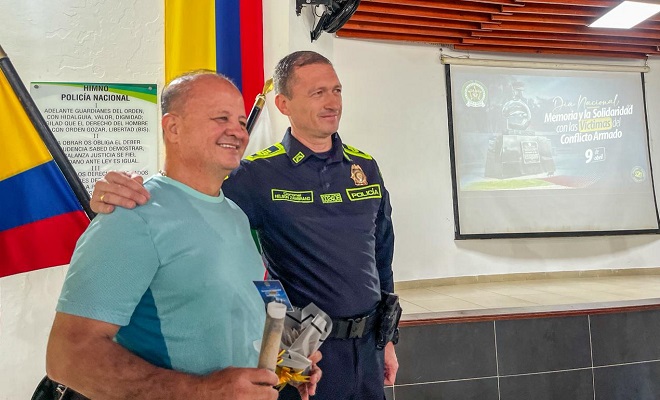 Agente en uso de buen retiro junto al coronel Nelson Zambrano