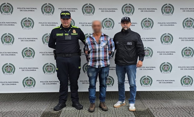 un policía, una persona del CTI 