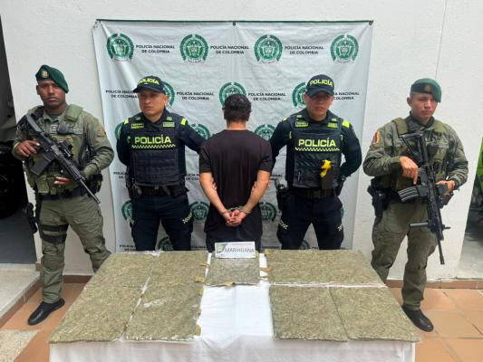 Policías con persona capturada en Backing institucional