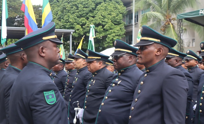 Uniformados de la Policía Nacional formados durante la ceremonia de ascensos realizada en el Departamento de Policía Chocó, en la que los policías promovidos a un nuevo grado participan de los actos protocolarios institucionales.