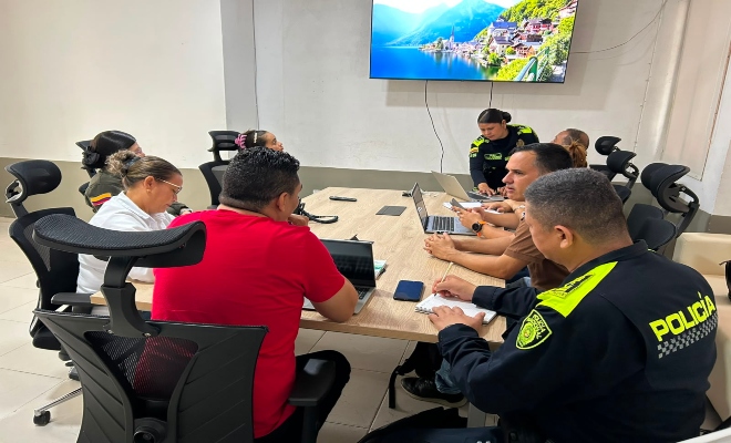 nueve personas socializando mesas de trabajo temas de fuentes h&iacute;dricas 