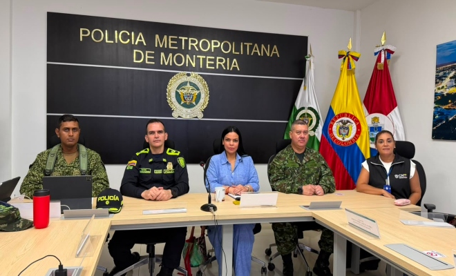 una ciudadana con tres uniformados de diferentes fuerza en el puesto de mando unificado referente a las elecciones   presidenciales 2026