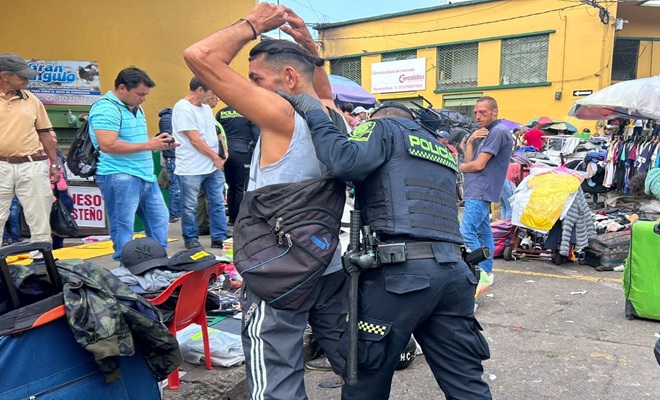 Un policia realizando registro a persona y reflejando impacto a la seguridad ciudadana y al rededor mas ciudadanos