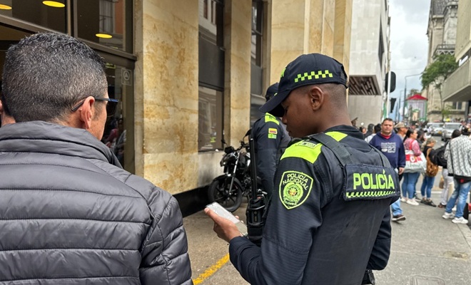 dos policías, y un ciudadano 