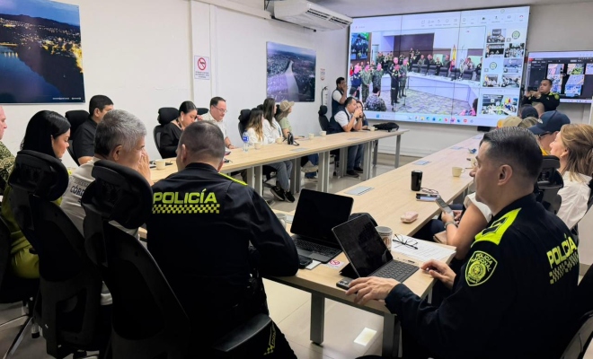 Dieciocho personas en un auditorio monitoreando comportamientos  de las elecciones presidencial  