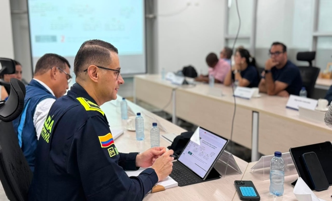 un señor oficial de la Policía metropolitana de san jerónimo de montería con siete personas en reunión sobre contexto situacional del municipio frente a la posesión presidencial prevista para el próximo 7 de agosto   