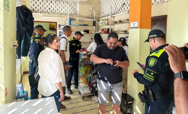 Funcionarios policiales en compañía de representantes la Secretaría de Salud Municipal, Migración Colombia y la Secretaría de Turismo