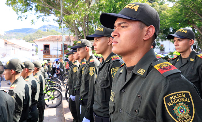 Formación de los 85 nuevos auxiliares de Policía donde realizaron el tradicional y solemne  juramento de bandera en el parque principal de San Gil