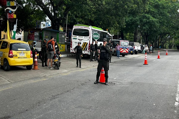 Policías realizando puesto de control y observación sobre la vía publica