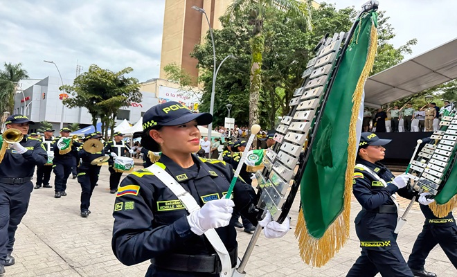 Banda marcial tocando los instrumentos para el desfile