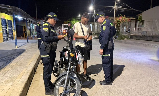Dos Policías realizando registro a un ciudadano 