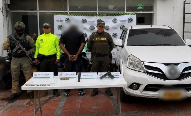 Capturado en custodia de funcionarios de la Policía Nacional 