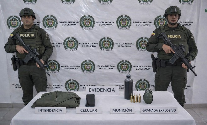 Elementos incautados al aprehendido, granda de fragmentación, munición
