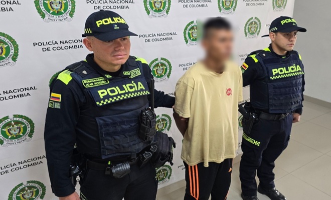 Dos policías con un capturado