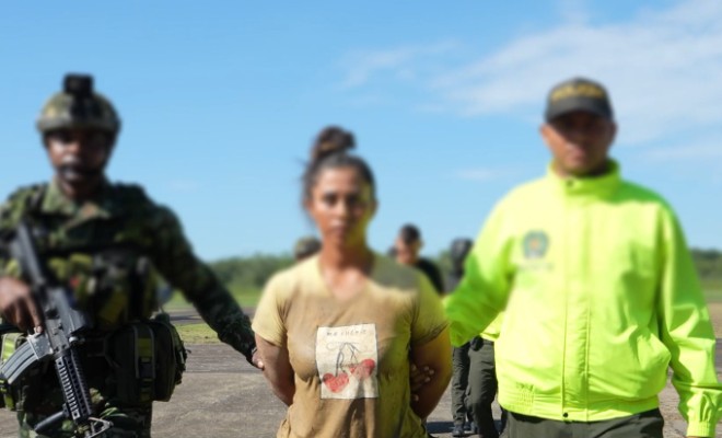 policía y ejercito dirigen a una persona capturada 