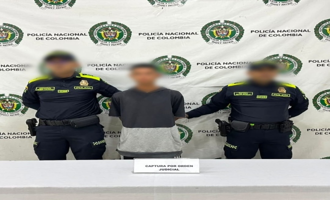 dos uniformados de la Policía nacional  con una persona capturada por delito de tráfico, fabricación o porte de estupefacientes.