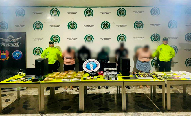 Cinco capturados con elementos probatorios, siendo custodiados por la Policía Nacional.