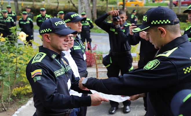 Señor comandante del departamento realiza la entrega de reconocimiento a Policía víctima del conflicto  