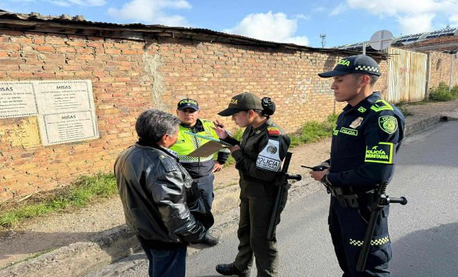 Policías brindando campaña de prevención a ciudadano