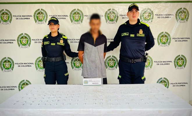 Dos policías y una persona capturada por el delito de trafico de estupefacientes